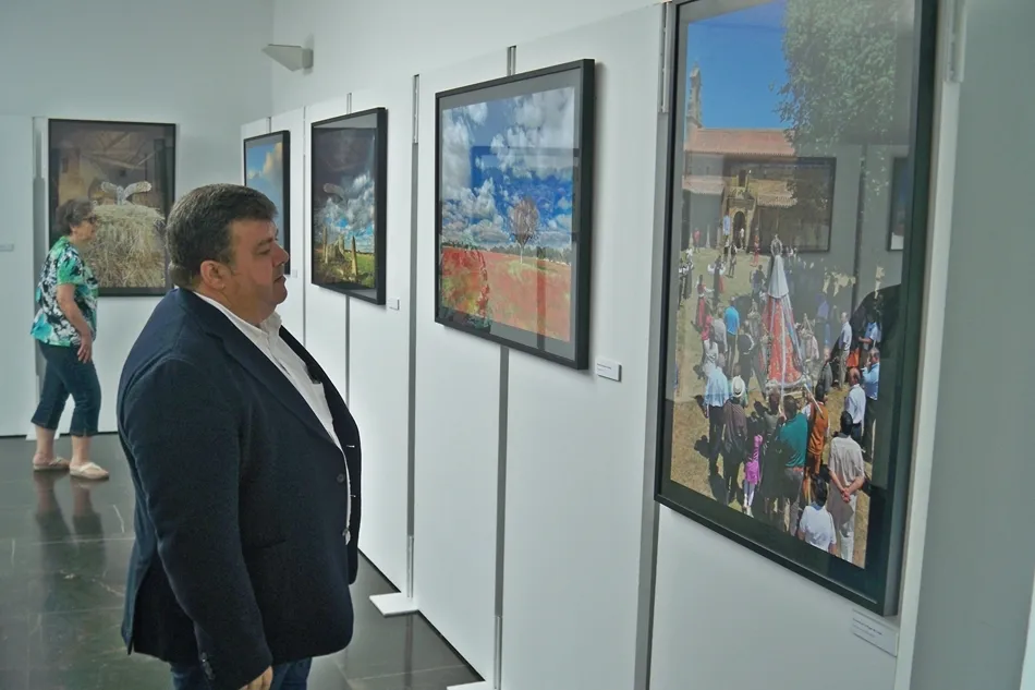 El concejal de Cultura, Francisco Miguel García, en la apertura de la exposición Los brazos de la Dehesa