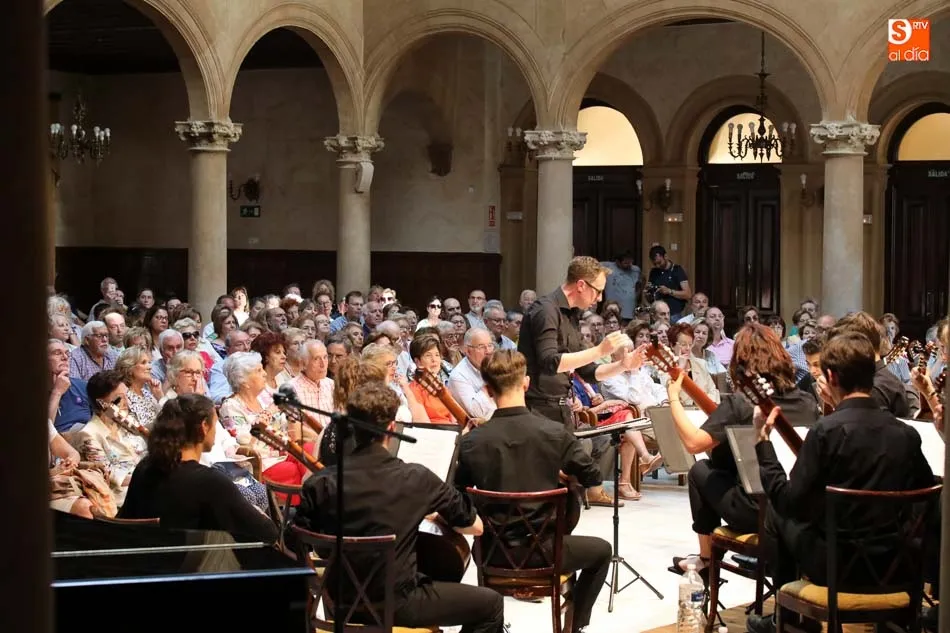 Foto 11 - El Casino abre sus puertas al coro y la orquesta Berkshire