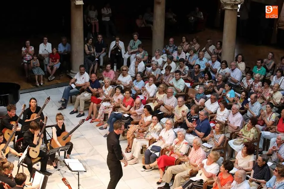 Foto 7 - El Casino abre sus puertas al coro y la orquesta Berkshire