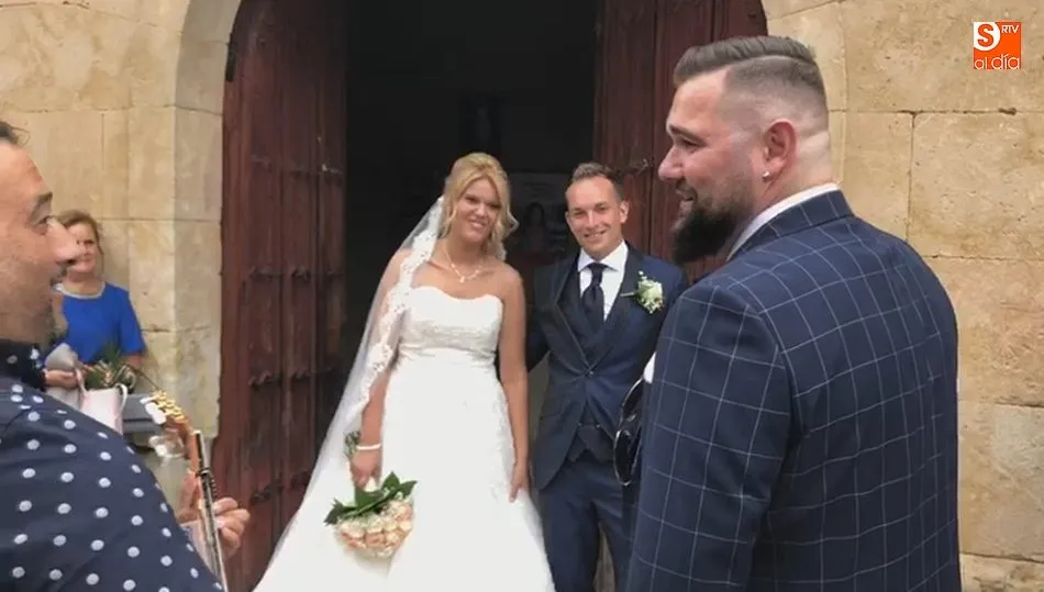 Adrián Carretero momentos antes de comenzar a cantarle a su hermana el día de su boda