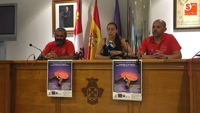 Pilar García, concejlal de deportes, presentaba el X Torneo junto a Luis Berrocal y Nani, del Club de Tenis de Mesa Peñaranda