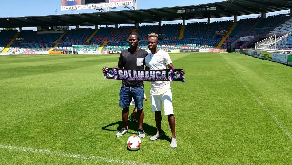 Moussa y Owusu posan para los medios en el césped del Helmántico. Foto: R.F.G.