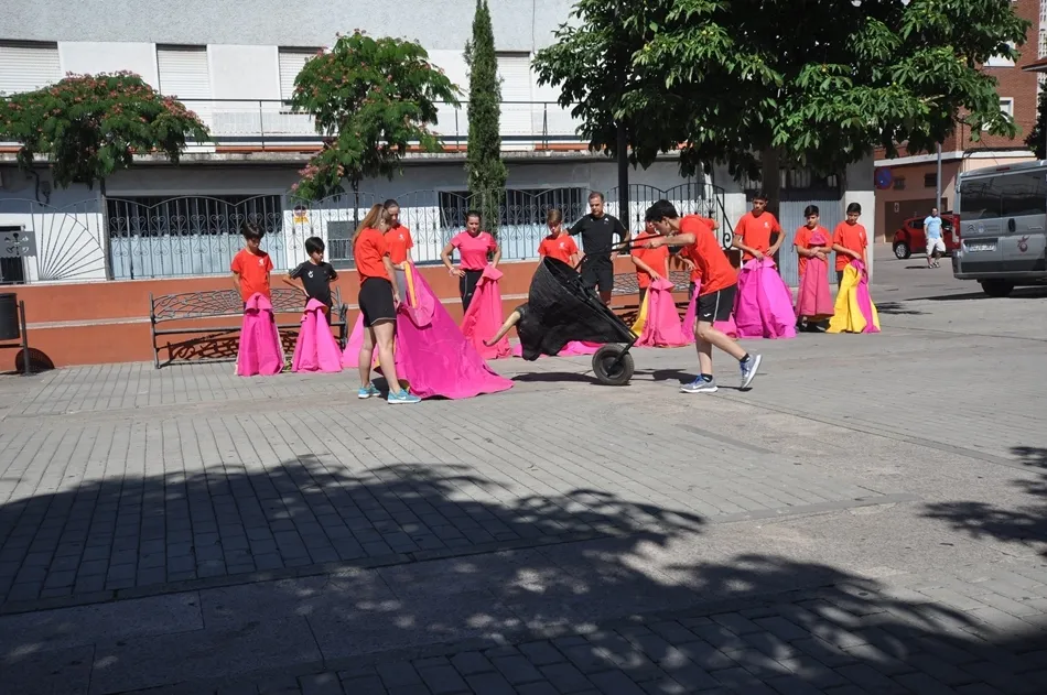 Foto 2 - Alumnos de la Escuela de Tauromaquia muestran sus habilidades en la plaza de la Iglesia
