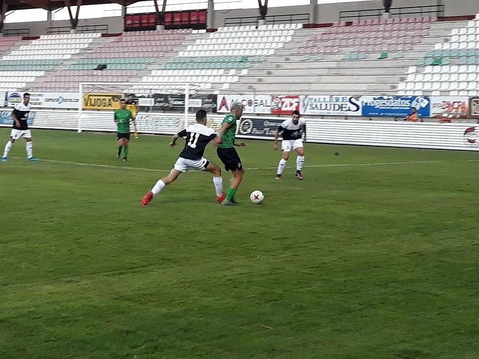 Foto 11 - El CD Guijuelo gana el Trofeo Agust&iacute;n Villar ante un entregado Zamora (1-2)