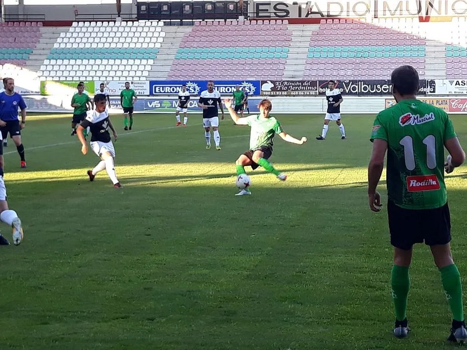 Foto 10 - El CD Guijuelo gana el Trofeo Agust&iacute;n Villar ante un entregado Zamora (1-2)