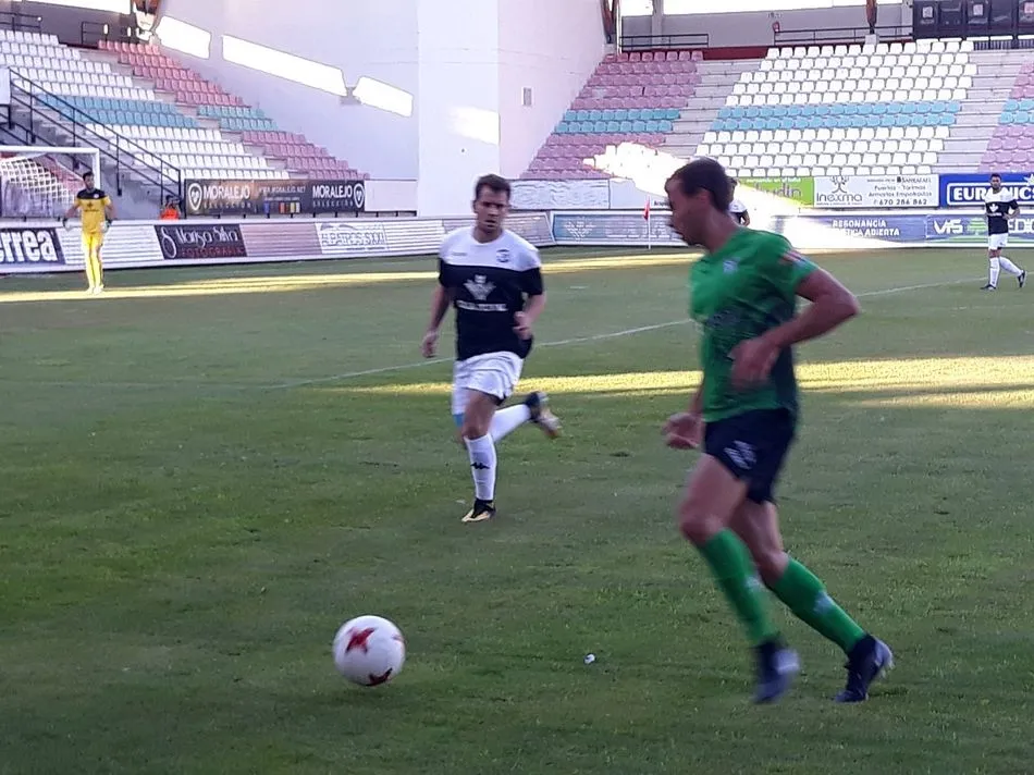 Foto 9 - El CD Guijuelo gana el Trofeo Agust&iacute;n Villar ante un entregado Zamora (1-2)