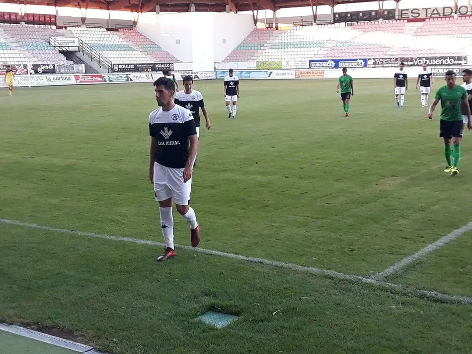 Foto 8 - El CD Guijuelo gana el Trofeo Agust&iacute;n Villar ante un entregado Zamora (1-2)