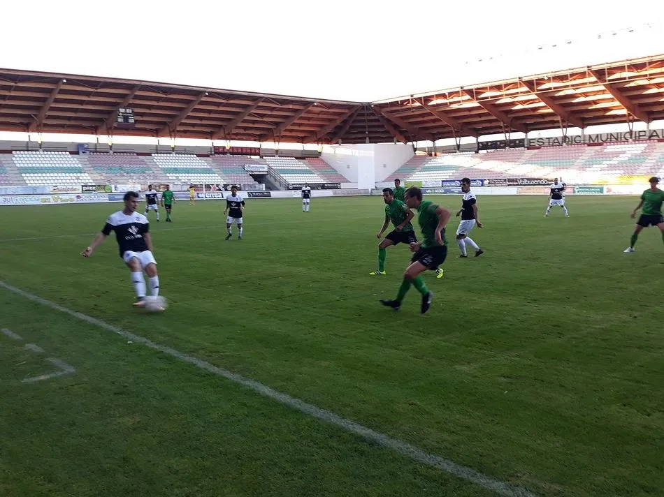 Foto 5 - El CD Guijuelo gana el Trofeo Agust&iacute;n Villar ante un entregado Zamora (1-2)