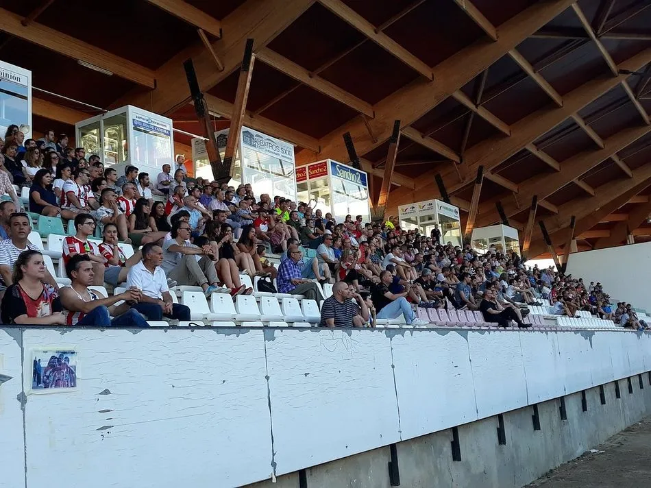 Foto 4 - El CD Guijuelo gana el Trofeo Agust&iacute;n Villar ante un entregado Zamora (1-2)