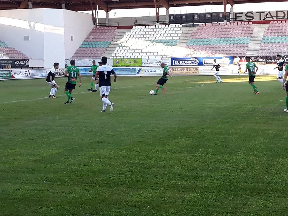 Foto 3 - El CD Guijuelo gana el Trofeo Agust&iacute;n Villar ante un entregado Zamora (1-2)