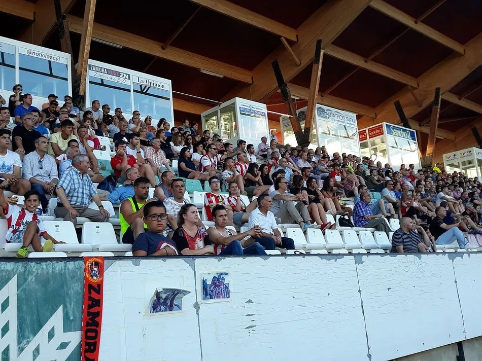Foto 2 - El CD Guijuelo gana el Trofeo Agust&iacute;n Villar ante un entregado Zamora (1-2)