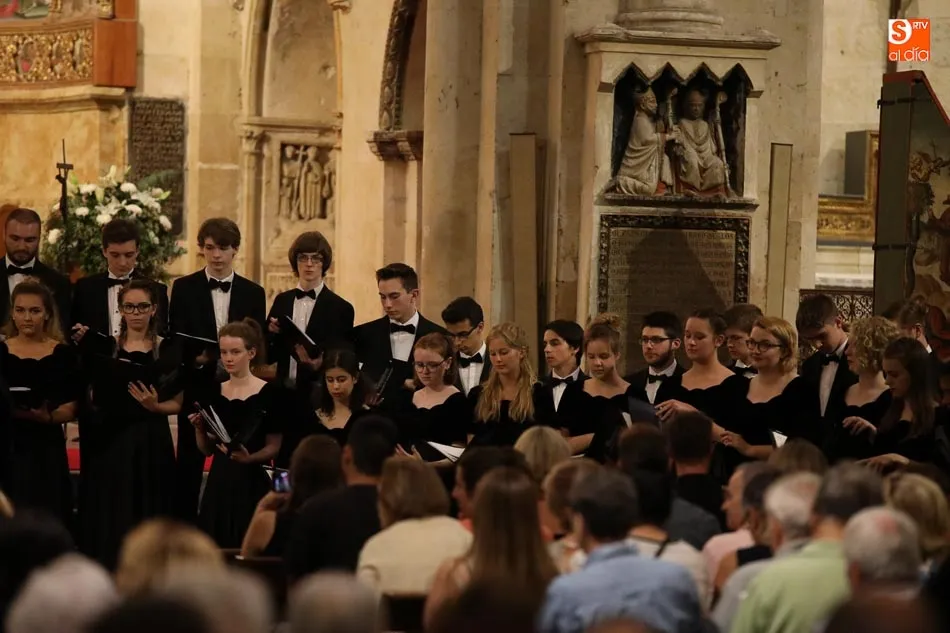 Foto 6 - La Catedral, escenario de lujo para el concierto del coro de Berkshire y la orquesta de guitarra