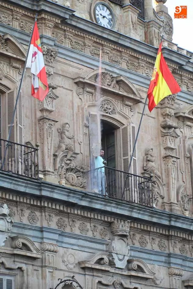 Foto 2 - La Mariseca anuncia las Ferias y Fiestas desde la espada&ntilde;a del Ayuntamiento