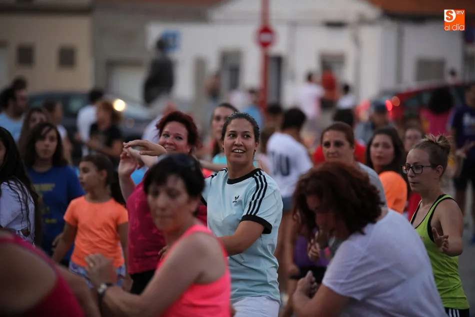 Foto 5 - Santa Marta de Tormes se pone en forma a ritmo de Zumba