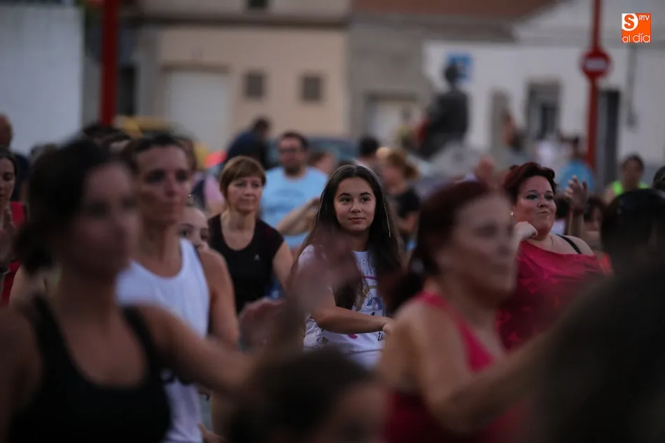 Foto 3 - Santa Marta de Tormes se pone en forma a ritmo de Zumba