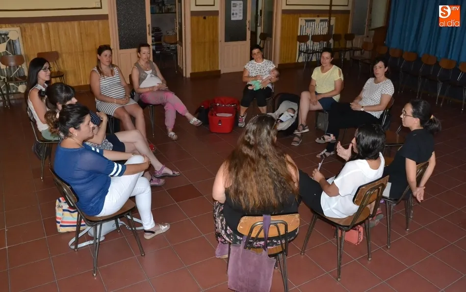Foto 2 - Un grupo de madres se re&uacute;ne para hablar de la lactancia  