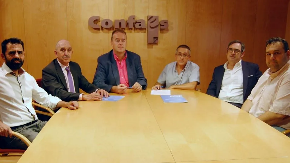 Javier Pablo, presidente de la Federación de Asociaciones de la Madera de Salamanca (FAMSA), en el centro, junto al presidente de CONFAES, Juan Manuel Gómez