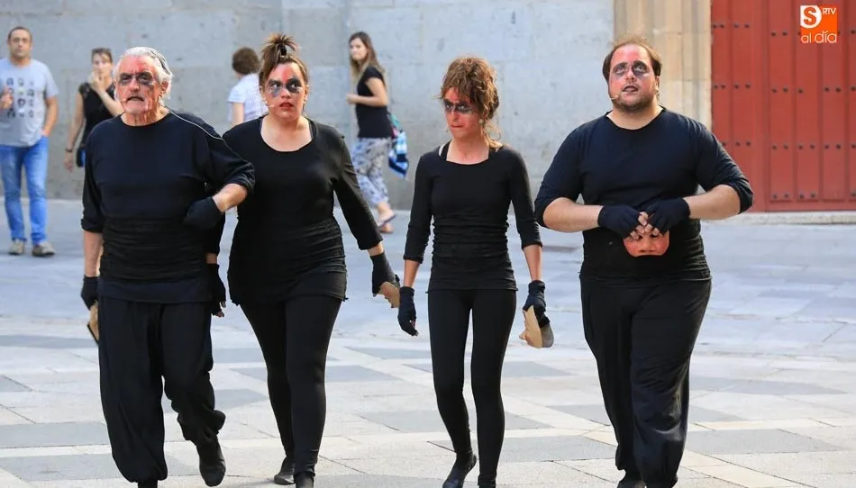 Actores de Etón Teatro en una de las escenas de este montaje