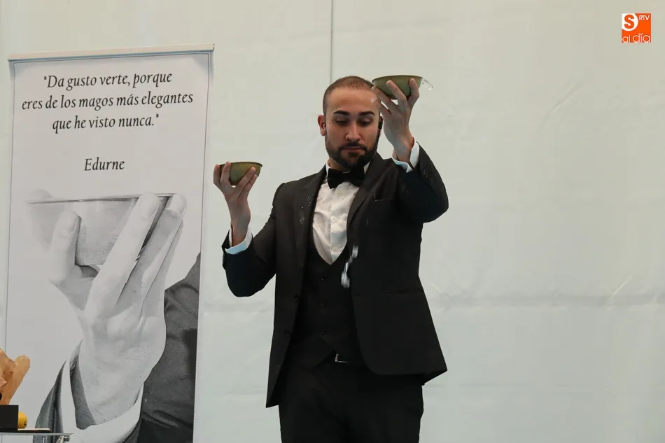 Foto 10 - Iv&aacute;n Ojeda deleita con su magia a los participantes de &lsquo;Aldeacampus&rsquo;