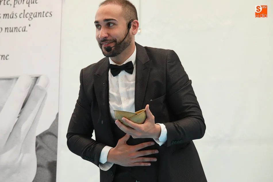 Foto 9 - Iv&aacute;n Ojeda deleita con su magia a los participantes de &lsquo;Aldeacampus&rsquo;