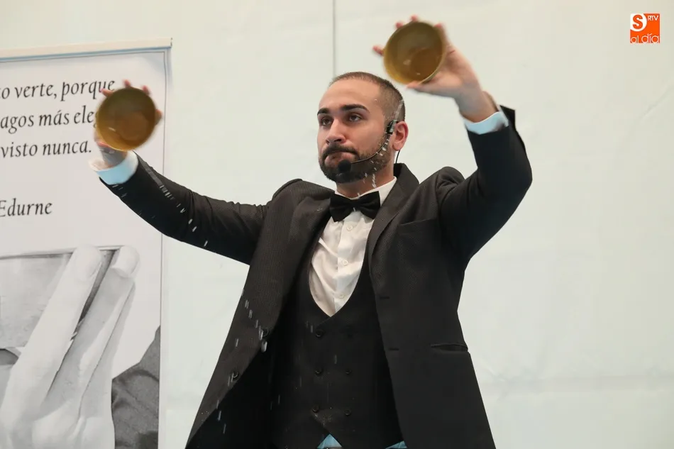 Foto 5 - Iv&aacute;n Ojeda deleita con su magia a los participantes de &lsquo;Aldeacampus&rsquo;