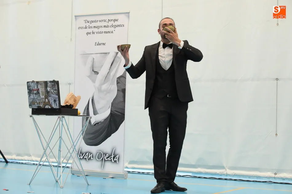 Foto 2 - Iv&aacute;n Ojeda deleita con su magia a los participantes de &lsquo;Aldeacampus&rsquo;