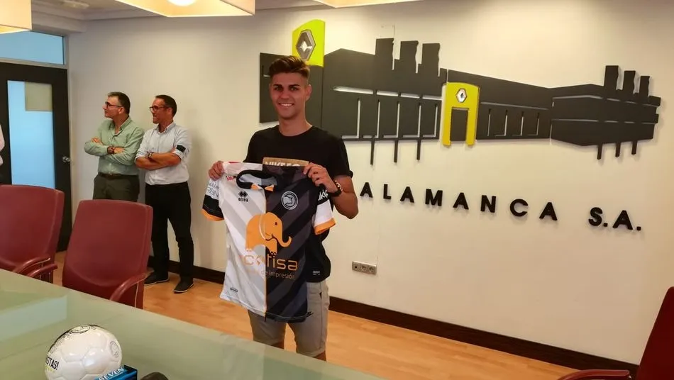El jugador salmantino, con la camiseta de su nuevo equipo. Fotos: RFG