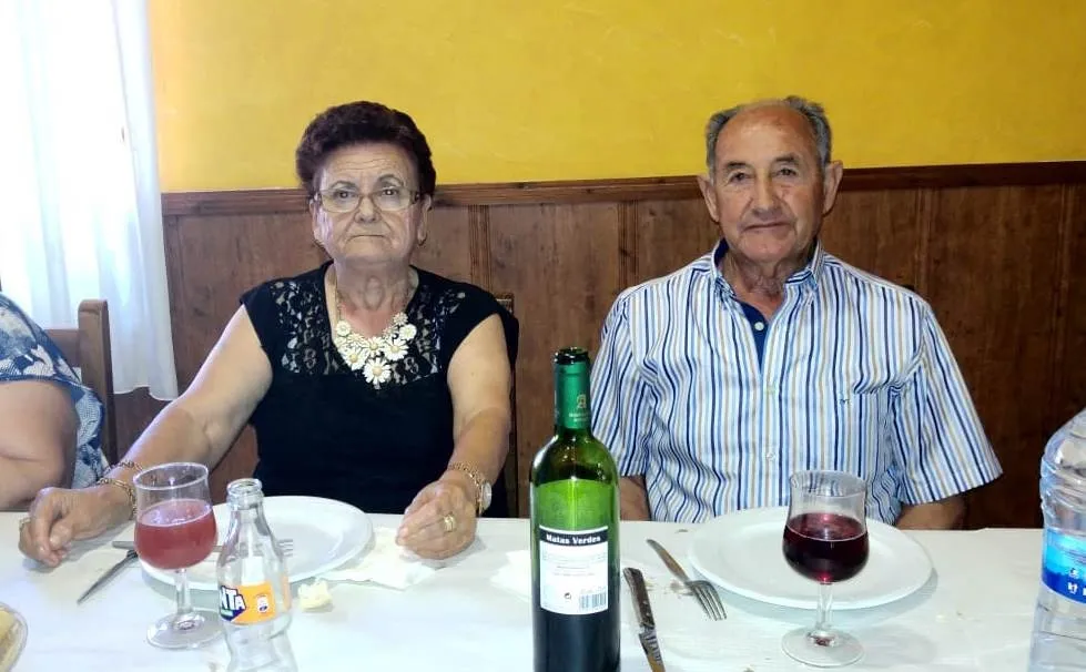 Foto 3 - Vecinos de Diosleguarde se re&uacute;nen en torno a la mesa con motivo del D&iacute;a de Santiago  