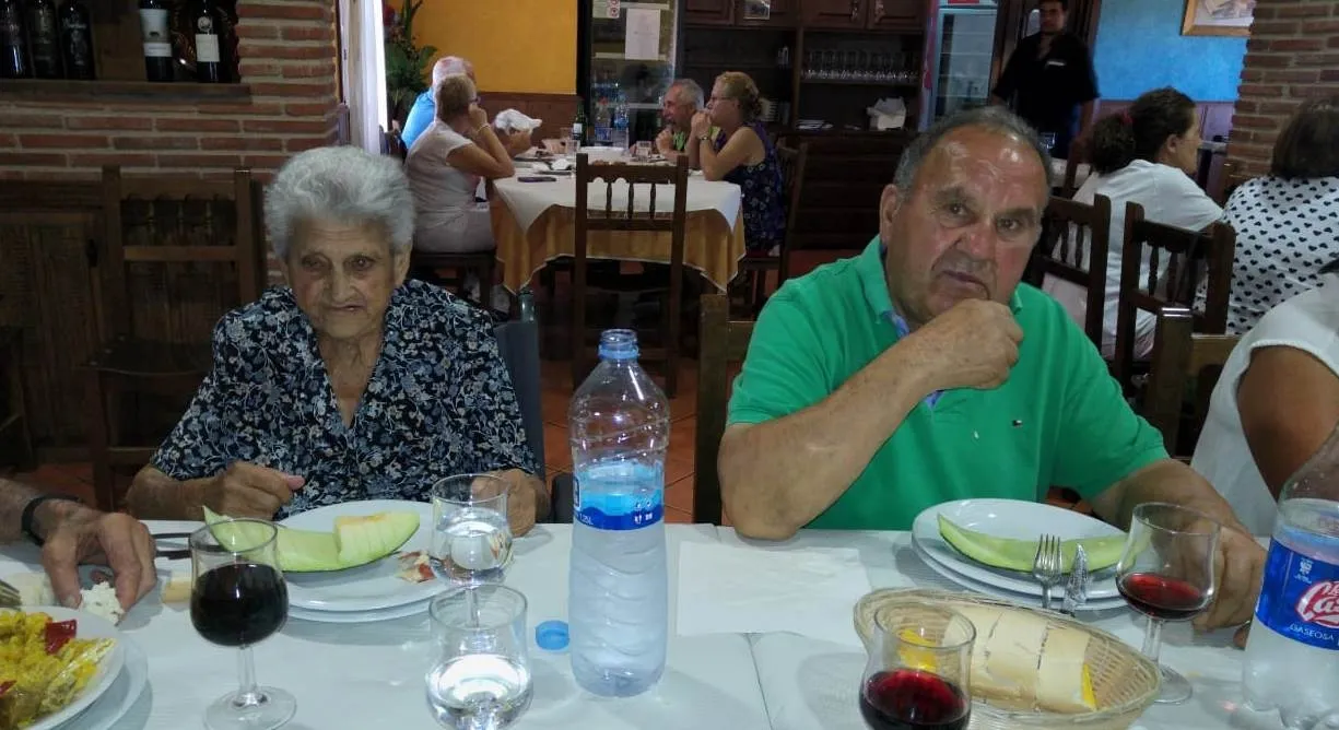 Foto 2 - Vecinos de Diosleguarde se re&uacute;nen en torno a la mesa con motivo del D&iacute;a de Santiago  