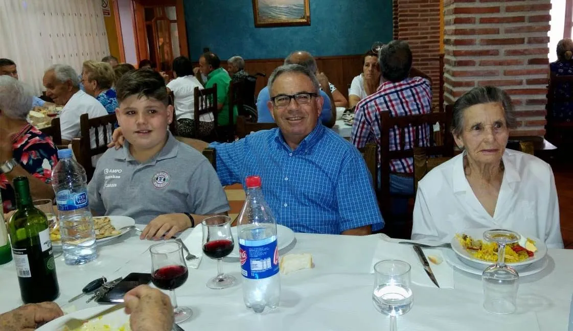 Vecinos de Diosleguarde se reúnen en torno a la mesa con motivo del Día de Santiago  