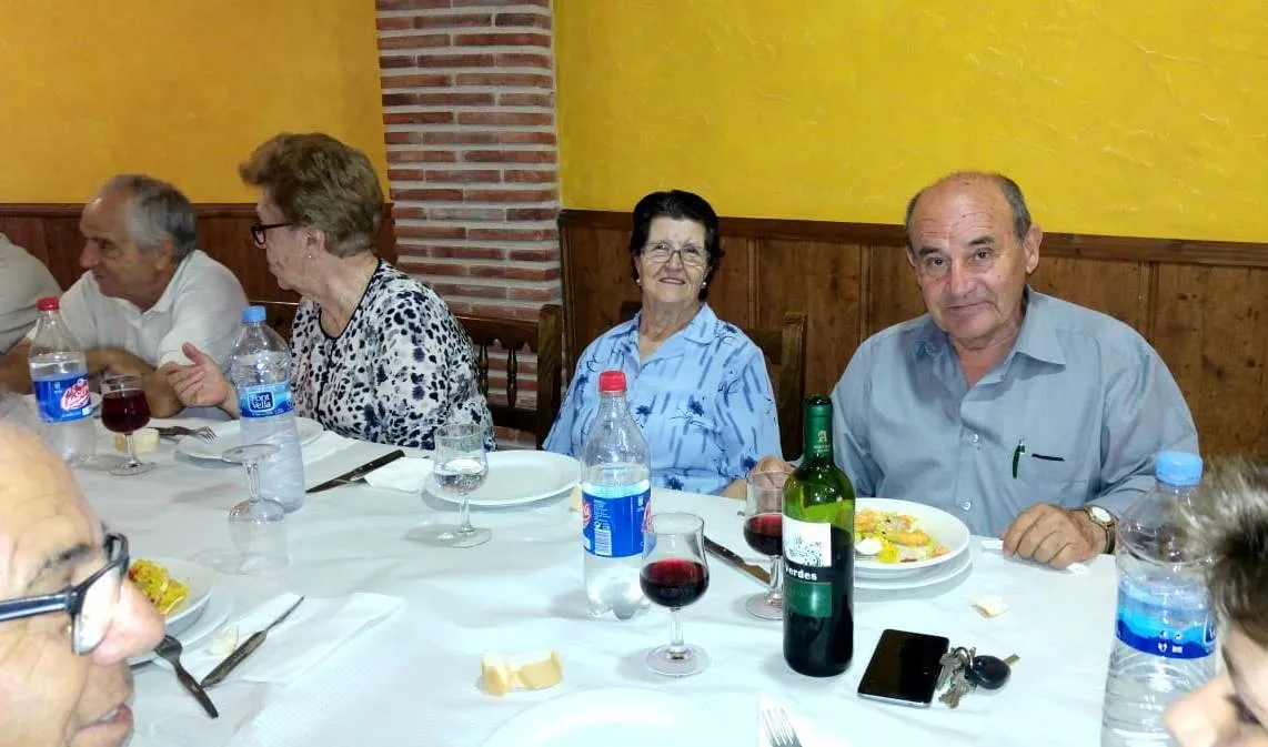 Foto 5 - Vecinos de Diosleguarde se re&uacute;nen en torno a la mesa con motivo del D&iacute;a de Santiago  