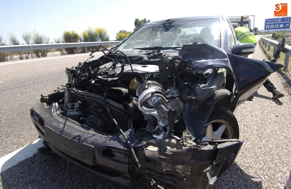 Foto 2 - Un turismo&nbsp;se queda sin frenos en plena autov&iacute;a e impacta con&nbsp;un cami&oacute;n  