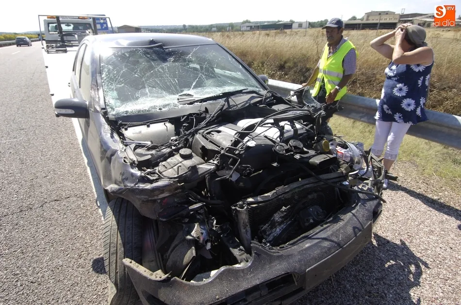 Foto 3 - Un turismo&nbsp;se queda sin frenos en plena autov&iacute;a e impacta con&nbsp;un cami&oacute;n  