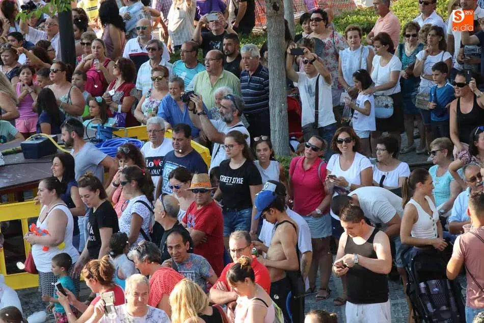 Foto 8 - Arrancan las fiestas de Santa Marta por todo lo alto con el chupinazo y el desfile de pe&ntilde;as
