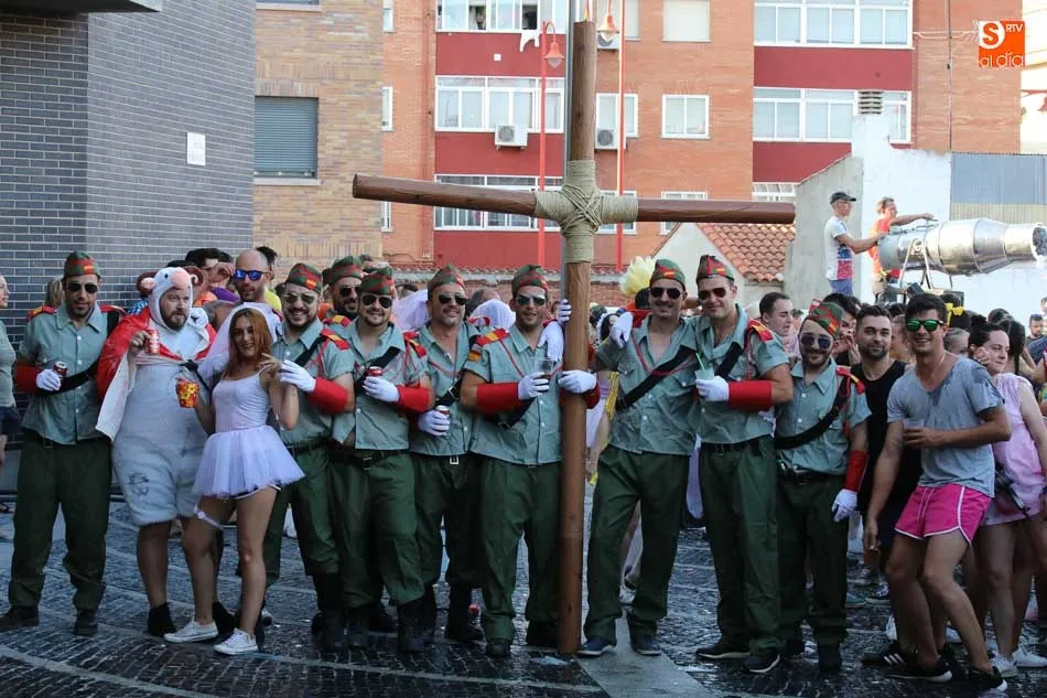 Foto 7 - Arrancan las fiestas de Santa Marta por todo lo alto con el chupinazo y el desfile de pe&ntilde;as