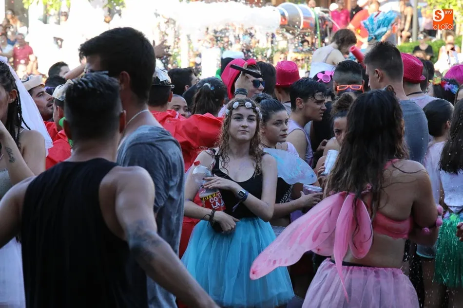 Foto 6 - Arrancan las fiestas de Santa Marta por todo lo alto con el chupinazo y el desfile de pe&ntilde;as