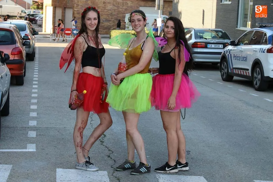 Foto 5 - Arrancan las fiestas de Santa Marta por todo lo alto con el chupinazo y el desfile de pe&ntilde;as