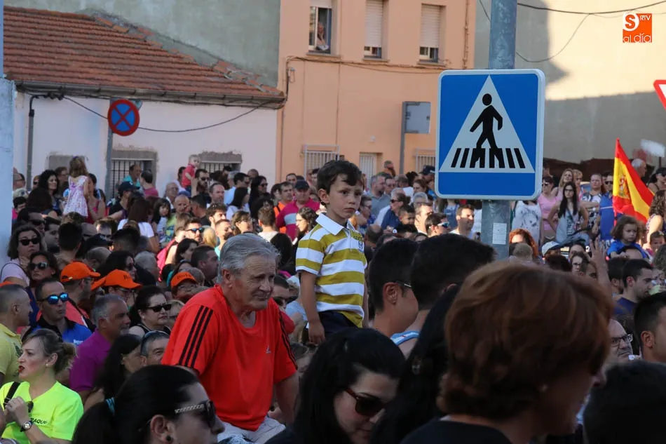 Foto 3 - Arrancan las fiestas de Santa Marta por todo lo alto con el chupinazo y el desfile de pe&ntilde;as