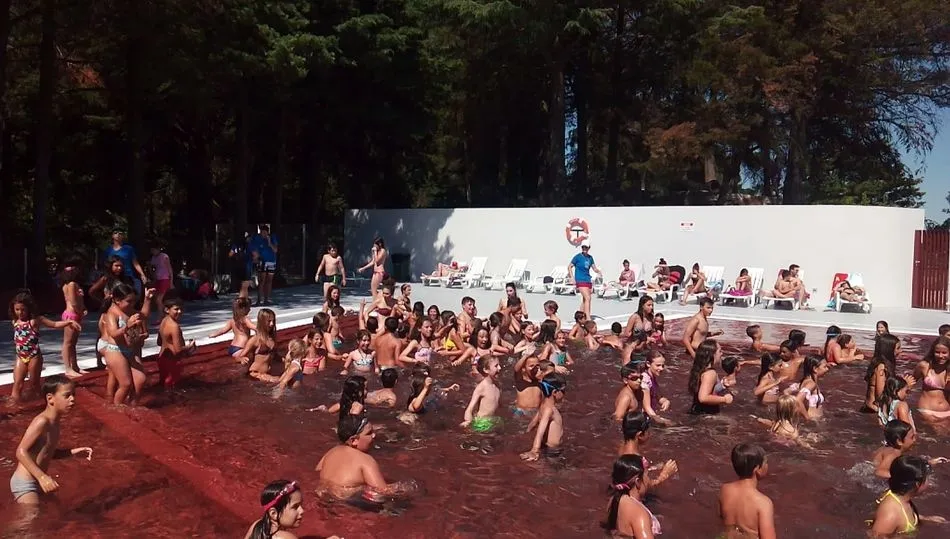 Actividades en una piscina temática simulando una cuba de vino, principal actividad económica de la zona de Pinhel