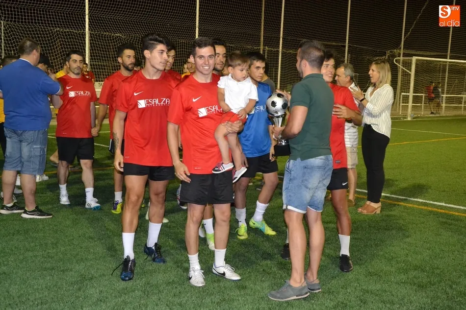 Foto 11 - Peluquer&iacute;a Esalza se corona en el descuento y a la contra campe&oacute;n del Torneo de Verano de F&uacute;tbol ...