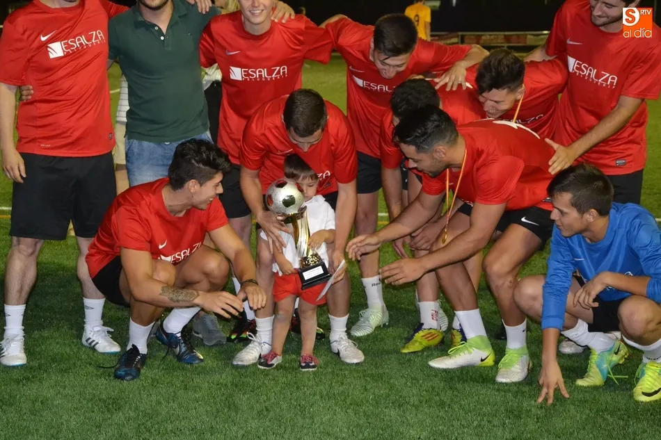 Foto 10 - Peluquer&iacute;a Esalza se corona en el descuento y a la contra campe&oacute;n del Torneo de Verano de F&uacute;tbol ...