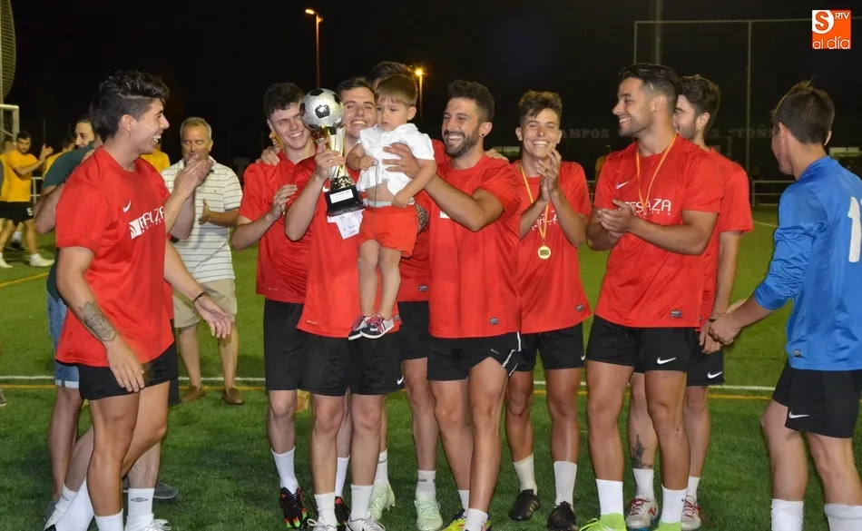 Foto 8 - Peluquer&iacute;a Esalza se corona en el descuento y a la contra campe&oacute;n del Torneo de Verano de F&uacute;tbol ...