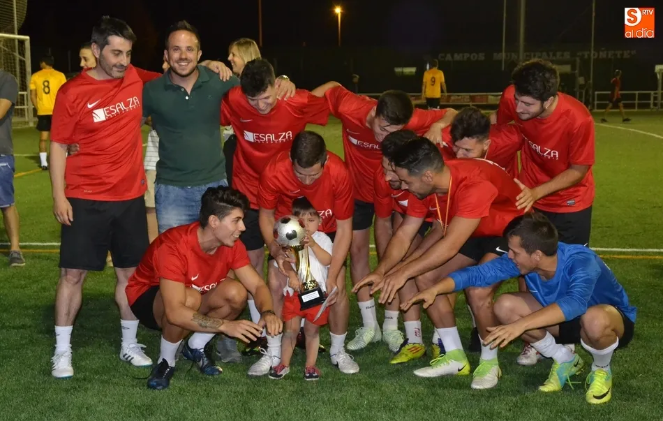 Foto 9 - Peluquer&iacute;a Esalza se corona en el descuento y a la contra campe&oacute;n del Torneo de Verano de F&uacute;tbol ...