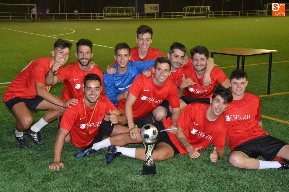 Foto 4 - Peluquer&iacute;a Esalza se corona en el descuento y a la contra campe&oacute;n del Torneo de Verano de F&uacute;tbol ...