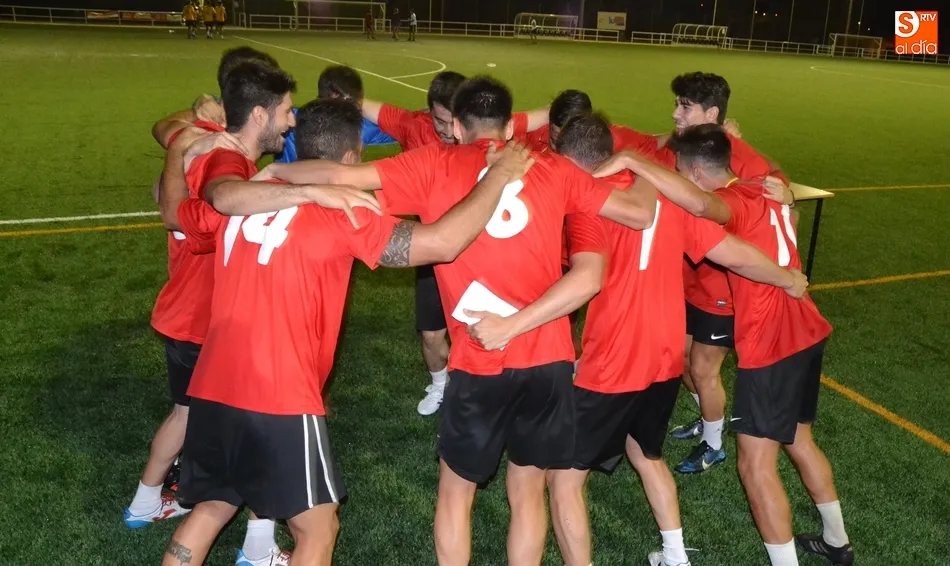 Foto 5 - Peluquer&iacute;a Esalza se corona en el descuento y a la contra campe&oacute;n del Torneo de Verano de F&uacute;tbol ...