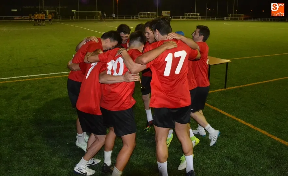 Foto 7 - Peluquer&iacute;a Esalza se corona en el descuento y a la contra campe&oacute;n del Torneo de Verano de F&uacute;tbol ...