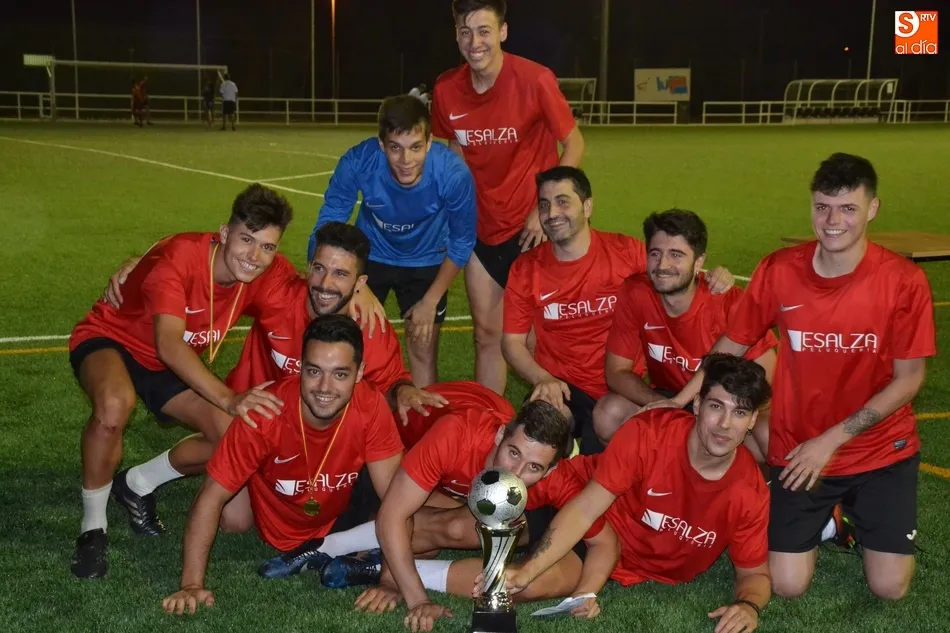 Foto 3 - Peluquer&iacute;a Esalza se corona en el descuento y a la contra campe&oacute;n del Torneo de Verano de F&uacute;tbol ...