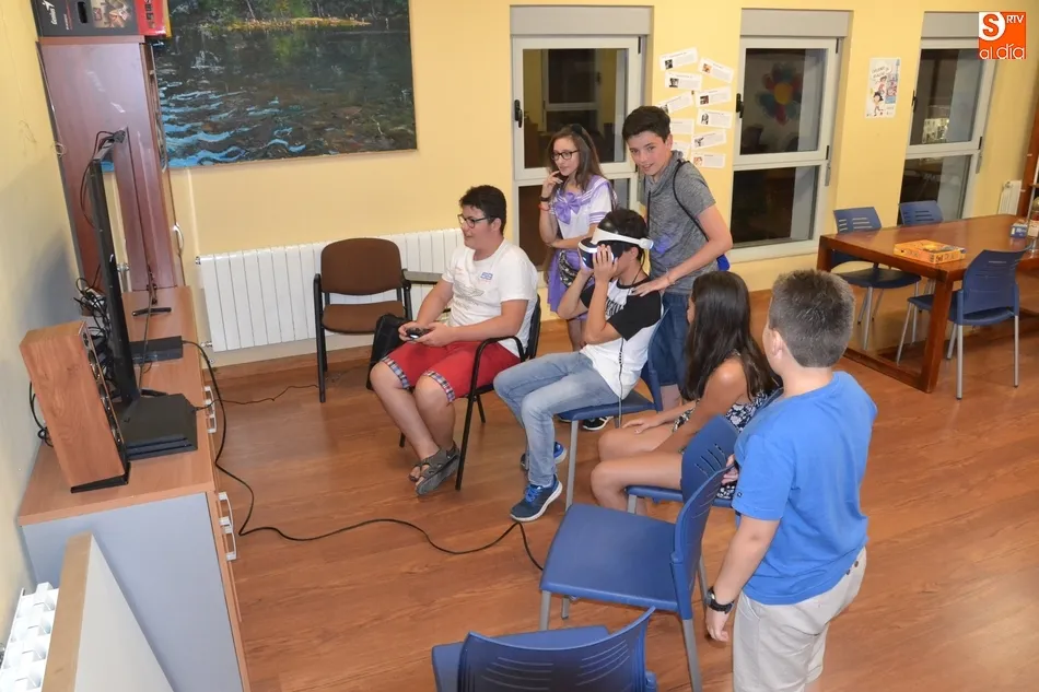 Un puñado de jóvenes disfruta de una velada de juegos en una nueva Zona Zero Night  