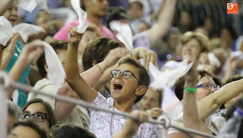 Numerosos grupos de jóvenes se acercan a la fiesta, familias enteras…nunca he visto tantos niños en los toros