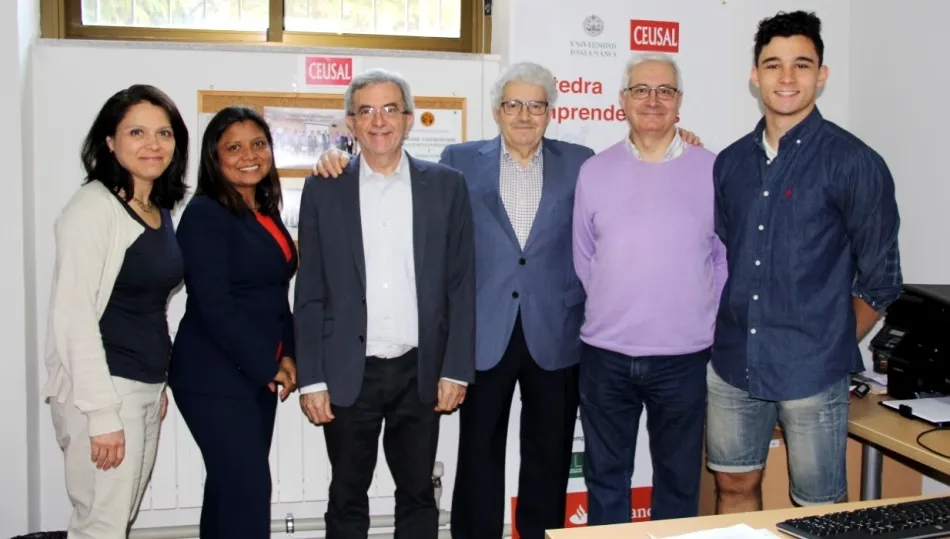 José Carlos Sánchez, investigador del Departamento de Psicología Social y Antropología y responsable de la Cátedra Emprendedores de la Universidad de Salamanca, en el centro, junto al equipo que ha desarrollado este proyecto